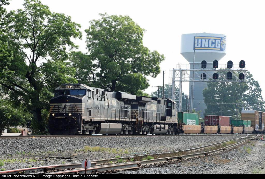 NS 7696 leads train 13R at Aycock